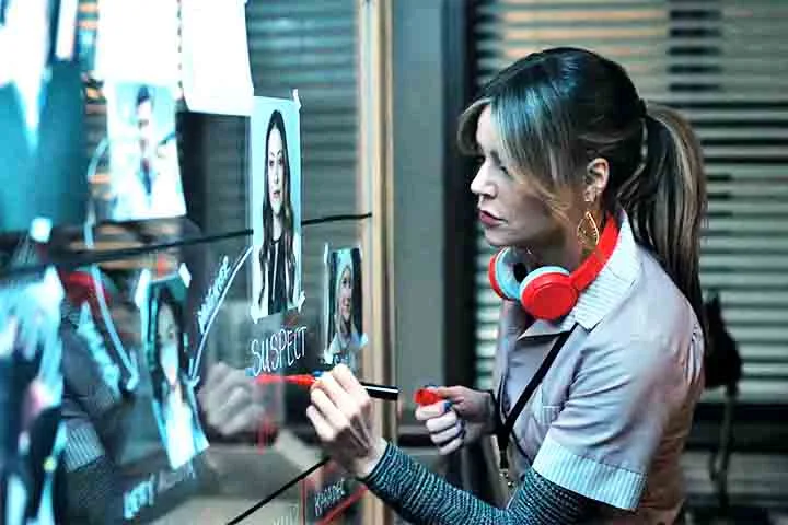 Sua transição do humor escrachado para o drama com nuances emocionais é um dos elementos que dá profundidade à personagem.