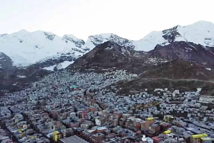La Rinconada tem um clima extremo, com apenas metade do oxigênio encontrado em lugares normais, o que torna a cidade difícil de suportar para a maioria das pessoas.