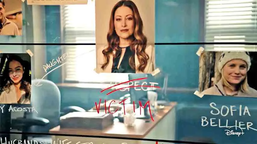 Ao adaptar a série francesa, Goddard manteve a essência da protagonista genial e excêntrica, mas inseriu uma identidade própria à versão americana, com um roteiro ágil e emocionalmente engajado. Sua condução é um dos trunfos da série.