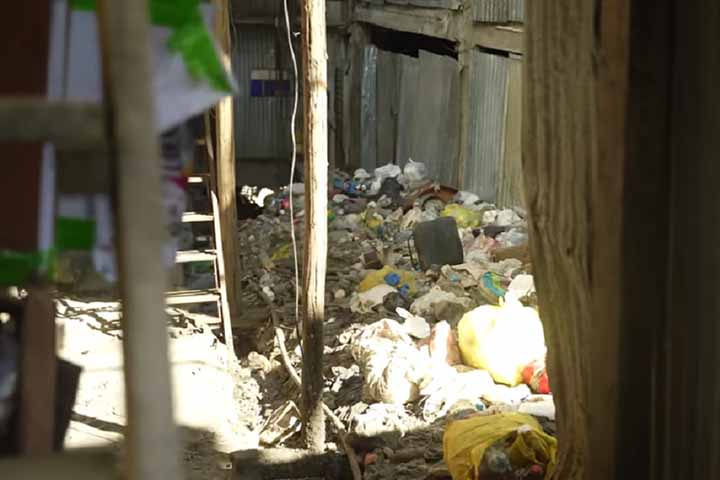 Sem sistema de coleta pública de lixo e saneamento básico, a cidade é bastante suja e se tornou um ambiente insalubre, com todo tipo de dejeto jogado pelas ruas.