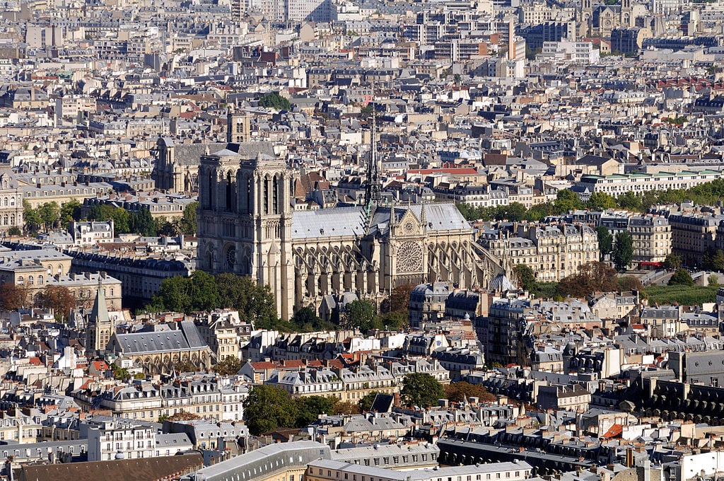 Construída entre 1163 e 1345 na Île de la Cité, a Notre-Dame de Paris é uma das mais antigas catedrais góticas do planeta. 