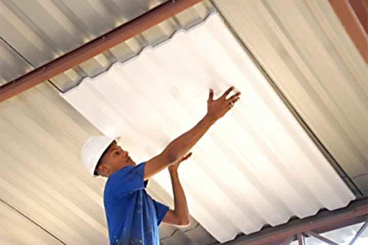 O isopor na construção civil é usado principalmente como isolante térmico e acústico em paredes, lajes e telhados. Sua leveza facilita o manuseio e reduz a carga estrutural das edificações.