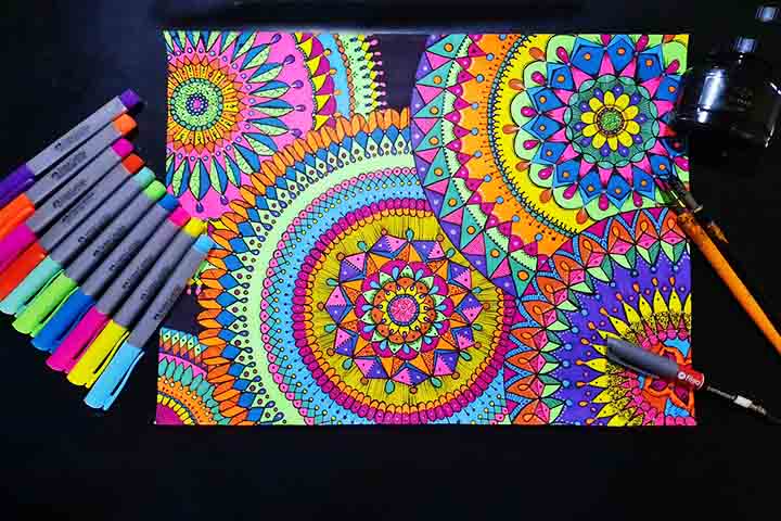 As cores das mandalas têm significados espirituais, como azul para paz e vermelho para energia. Elas podem ser desenhadas em papel, pintadas em tela, entalhadas em madeira ou bordadas em tecidos. 