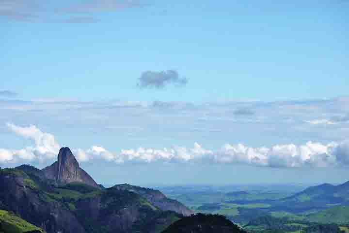 Quando o objetivo é contemplar a cidade de cima, os mirantes são paradas obrigatórias. O Mirante do Itabira, por exemplo, é um dos mais conhecidos.