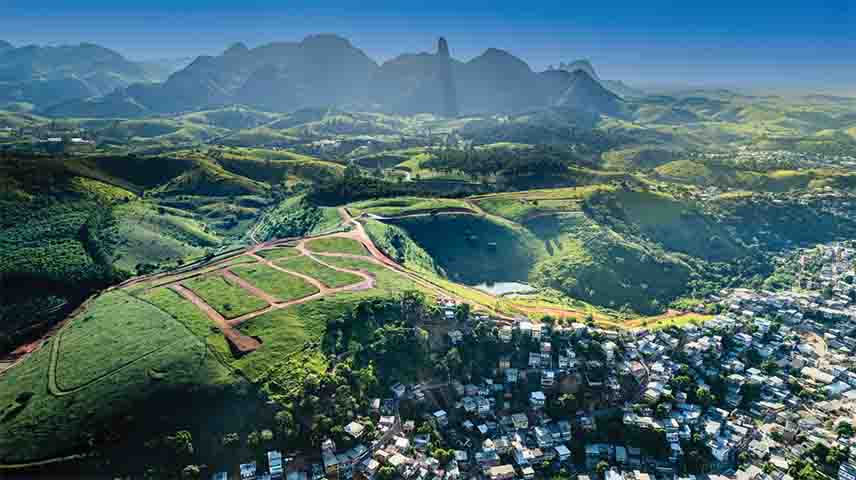 Com vista panorâmica para o imponente Pico do Itabira e grande parte da área urbana, é especialmente procurado ao amanhecer ou no pôr do sol, quando o céu se tinge de tons dourados.