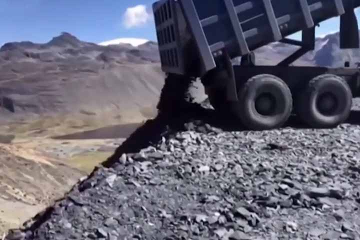 Outro problema é a mineração predatória, que causa grande impacto ambiental, com contaminação do solo e da água por metais pesados.