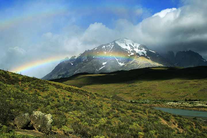 Parque Nacional Torres del Paine - Cidade: Região de Magallanes, Chile - A proximidade com os Andes e o clima volátil da Patagônia, com ventos fortes, chuvas repentinas e céus claros, criam condições propícias para a formação de arco-íris em meio à paisagem montanhosa e lagos azuis.
