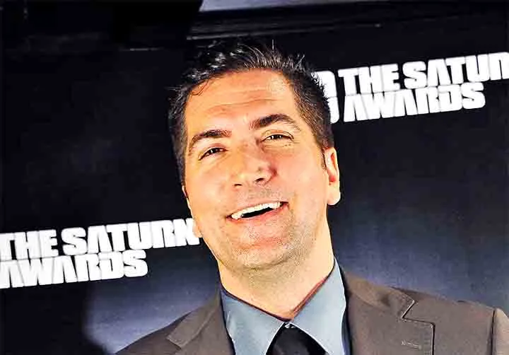 O responsável pela adaptação americana da série é o roteirista e diretor Drew Goddard, conhecido por sua habilidade em mesclar gêneros e criar personagens multifacetados.