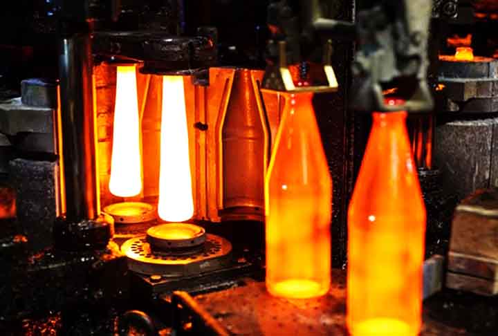 O processo de fabricação envolve o aquecimento dessa mistura a temperaturas superiores a 1.500°C até que ela se derreta completamente, formando uma substância líquida. Esse líquido pode ser moldado, soprado ou estirado, dependendo do uso final do vidro.
