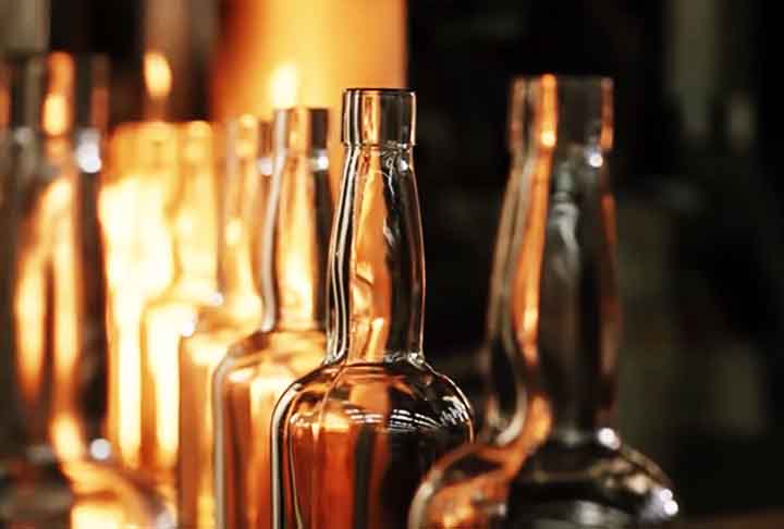 Após a moldagem, o vidro é resfriado lentamente em um processo chamado recozimento, que evita tensões internas e garante a durabilidade da peça. Este processo permite que o vidro assuma formas e funções extremamente diversificadas, desde peças de arte até itens industriais.