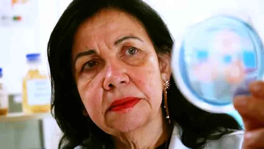 Ela fazia experiências comigo no quintal, me ensinava com paixão. Esse exemplo foi determinante para a minha trajetória, declarou a cientista, enaltecendo a influência da avó em sua carreira.
