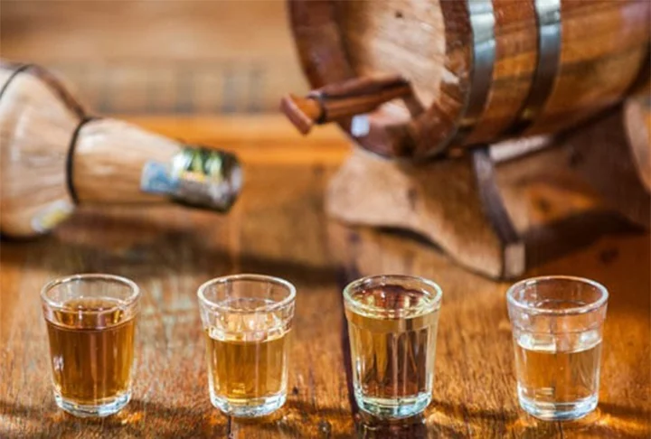 A cachaça é uma bebida de alto teor alcoólico (de 38 a 48%) e que, portanto, deve ser consumida apenas em pequenos volumes. 