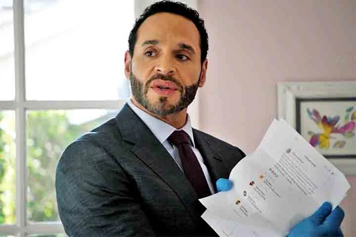 Em Uma Mente Excepcional, ele entrega uma performance contida e precisa, servindo como contraponto à energia caótica de Morgan. A química entre os dois atores é natural e sustenta o ritmo da série.