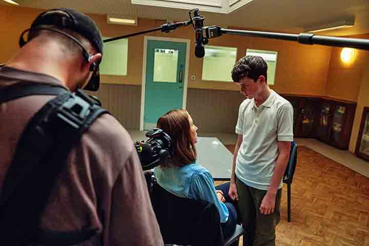 Apesar das dificuldades, o jovem se divertiu com as filmagens, especialmente nas cenas mais intensas, como sua conversa com a psicóloga no terceiro episódio.