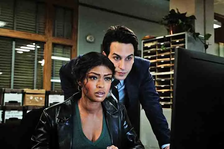 O elenco de apoio também merece destaque. Javicia Leslie (ex-Batwoman) interpreta Daphne, com energia e presença. Deniz Akdeniz, Judy Reyes, Amirah J., Matthew Lamb, Taran Killam e J. D. Pardo completam o time com atuações competentes e personagens com potencial para serem mais explorados na próxima temporada.