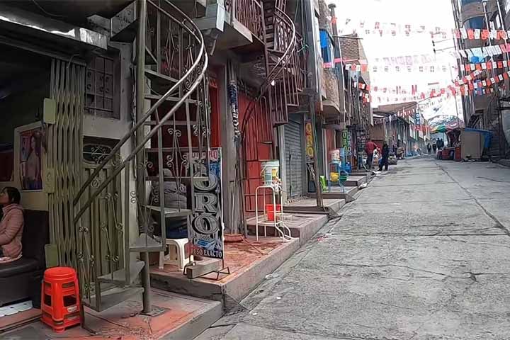 Por conta disso, não é incomum encontrar rios de lama imunda correndo entre as construções.