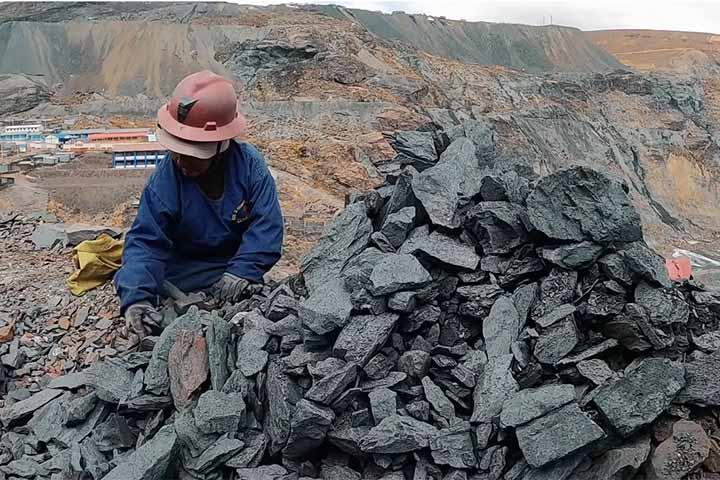 Os mineiros trabalham em condições precárias, com baixos salários e alto risco de doenças e acidentes.