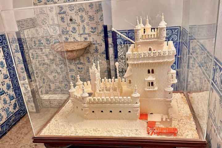 O monumento destaca-se pelo nacionalismo implícito, visto que é todo rodeado por decorações do Brasão de armas de Portugal. Entre elas, estão inscrições de cruzes da Ordem de Cristo nas janelas de baluarte. Tais características remetem principalmente à arquitetura típica de uma época.