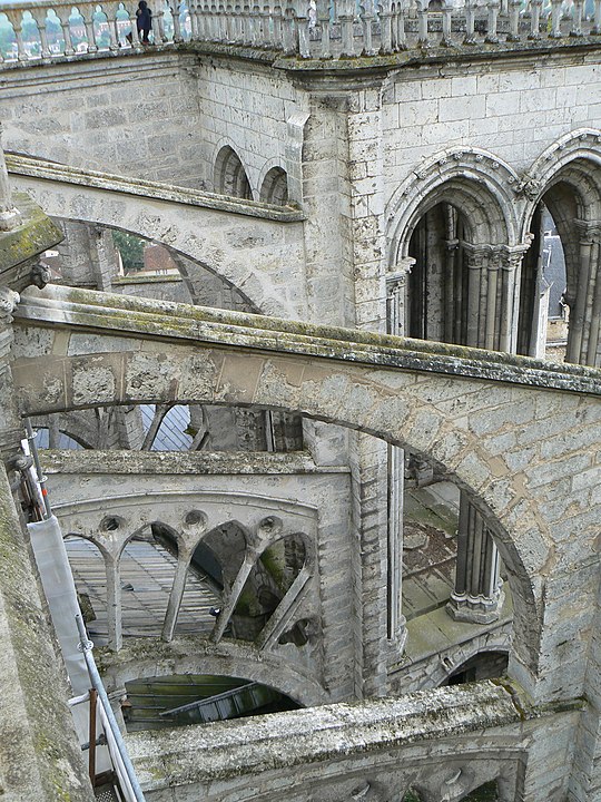 Para ter uma visão panorâmica de Paris, os visitantes podem subir 422 degraus até o telhado. No alto, outra atração são as famosas gárgulas.