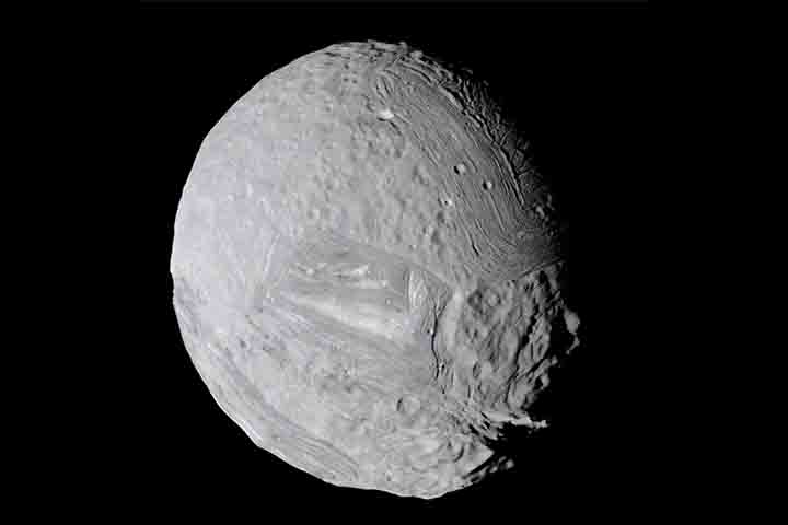 MIRANDA é uma das várias luas que orbitam Urano e foi descoberta por Gerard Kuiper em 1948. Miranda é notável por sua superfície extremamente variada.