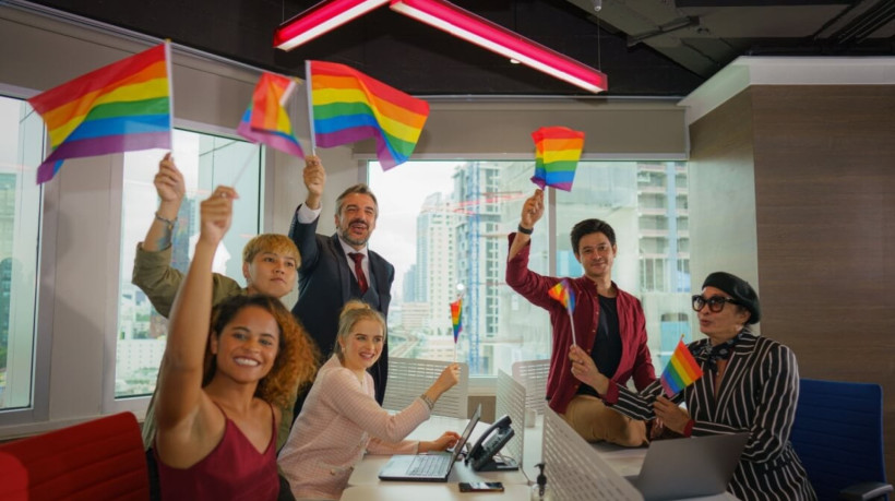 Empresas que investem em políticas inclusivas colhem benefícios como maior engajamento e melhoria do clima organizacional (Imagem: Mongkolchon Akesin | Shutterstock)