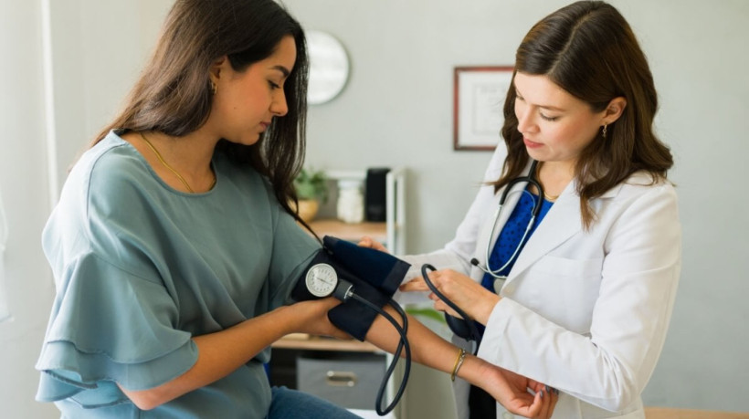 A hipertensão tem sido diagnosticada cada vez mais cedo, principalmente em pessoas com menos de 40 anos (Imagem: antoniodiaz | Shutterstock)