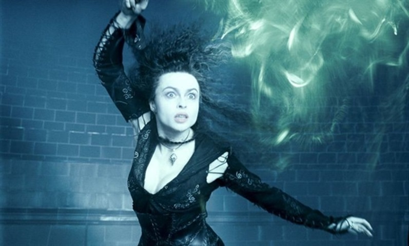 Outra das Maldições Imperdoáveis, o Crucio (ou Maldição Cruciatus) é extremamente doloroso para quem o recebe. Quem gosta muito de aplicar essa tortura é Bellatrix Lestrange. 
