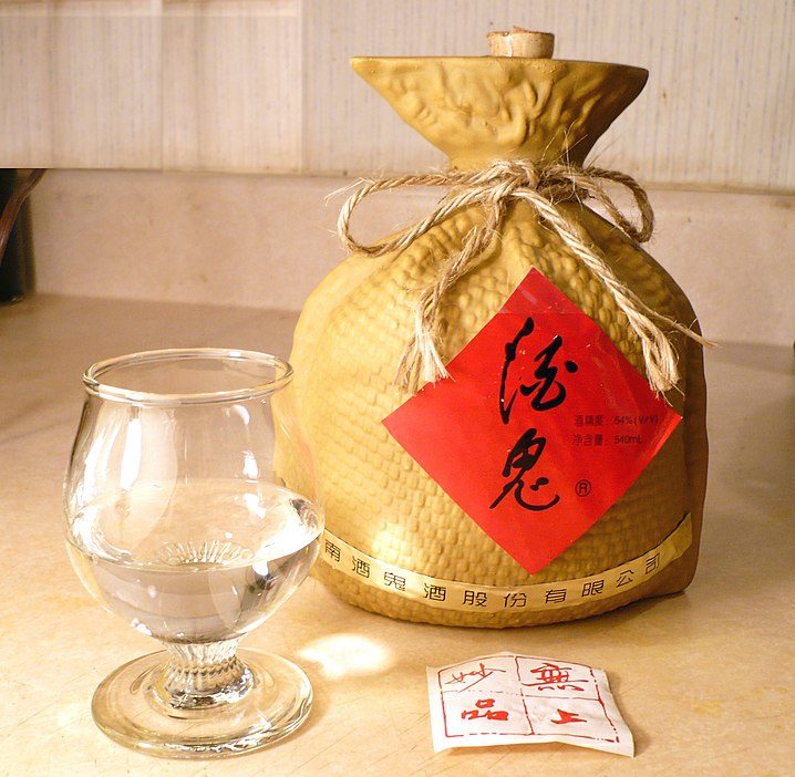 No momento da transmissão, o streamer competia com outros dois influenciadores e a consequência da derrota era tomar uma bebida conhecida como “Baijiu”, também chamada de vodka chinesa. 