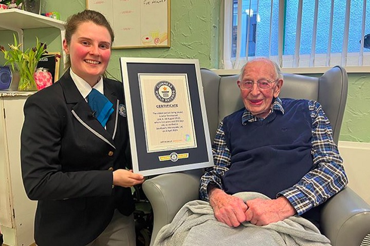 Já John Tinniswood, britânico que morreu recentemente, era reconhecido como o homem mais velho do Reino Unido desde 2020. Nascido em Liverpool, ele vivia em uma casa de repouso e, segundo sua família, faleceu rodeado por música e carinho.