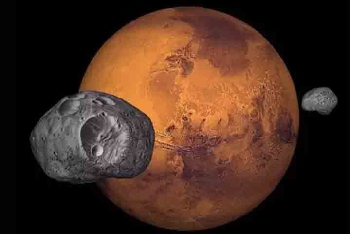 Phobos orbita o planeta Marte a 6 mil km da superfície e tem marcas que, segundo especialistas, devem ter sido criadas por impactos no passado. Phobos é torta, como uma batata, e tem apenas 11 km de diâmetro. 