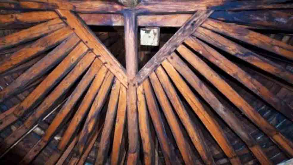 Essa estrutura bem trabalhada era formada por 1.300 vigas de madeira, cada uma oriunda de uma árvore diferente.