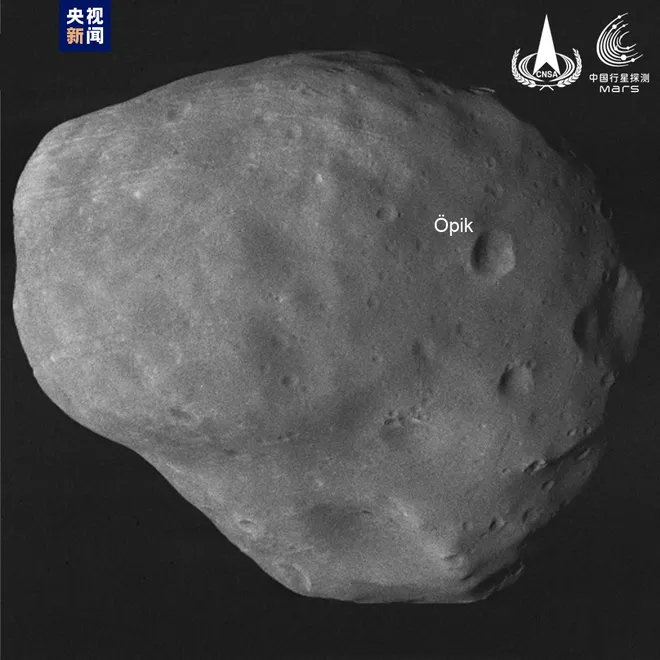 No mesmo dia, a espaçonave chinesa Tianwen-1 fez ima imagem detalhada de Phobos, uma das duas luas de Marte. Dá pra ver a cratera Opik, de 2 km de diâmetro, batizada em homenagem ao astrônomo estoniano Ernst Opik.