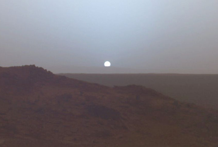 Marte é o quarto planeta da Via Láctea a partir do Sol . Na foto, um pôr-do-sol visto de Marte (gravado pelo robô Spirit)