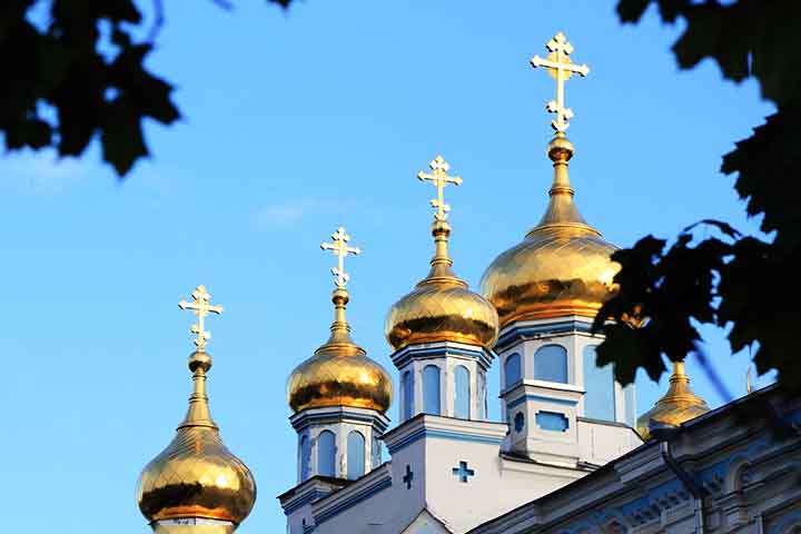 As cruzes têm grande importância no mundo, sendo símbolos religiosos, culturais e históricos em diversas civilizações. Elas representam fé, sacrifício, poder e proteção, além de marcarem territórios, homenagearem pessoas e transmitirem mensagens espirituais.