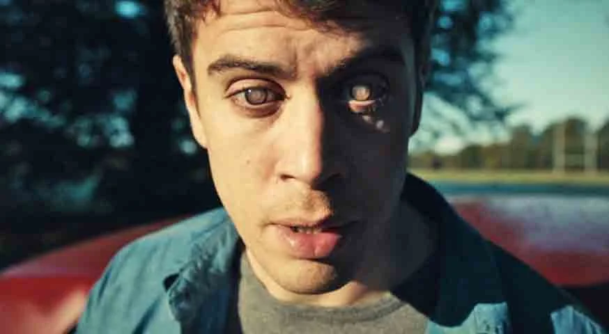 The Entire History of You (S01E03) mergulha em um universo onde é possível rever todas as memórias, levantando questões sobre confiança, obsessão e privacidade.