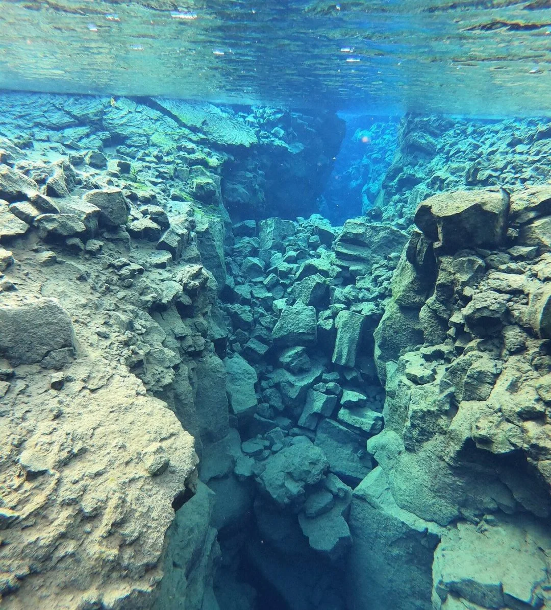 A fenda se formou por conta de uma série de terremotos que ocorreram em 1789, no limite tectônico divergente entre as placas Norte-Americana e Eurasiática.