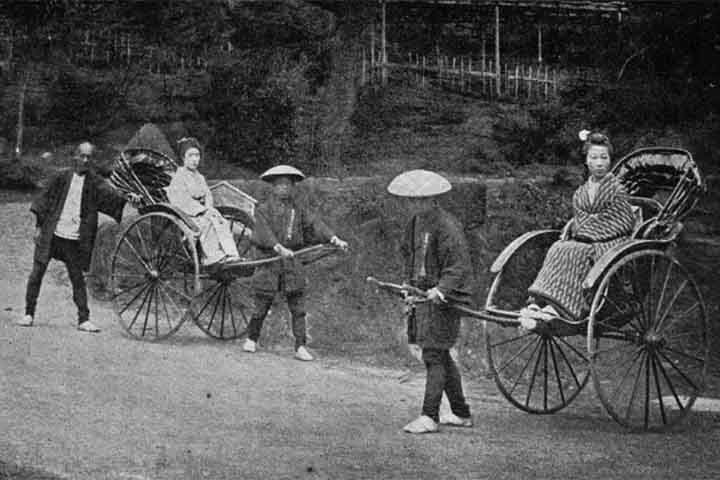 Os riquixás surgiram no Japão por volta de 1868, no início da Restauração Meiji. Eles logo se tornaram um meio de transporte popular pelo fato de serem mais rápidos que as liteiras utilizadas anteriormente.