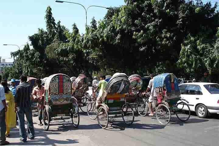 Esses veículos em Bangladesh são movidos a pedal e estão disponíveis para aluguel em todo o país. A capital do país, Daca, é algumas vezes chamada de Cidade dos Riquixás.