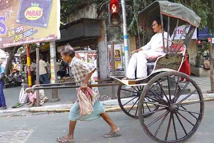 Desde 2005, a última frota considerável desses veículos verdadeiros pode ser encontrada em Calcutá, onde o sindicato de puxadores de riquixás resistiram à proibição. Por lá, são 60 milhões de usuários de e-riquixás (versões elétricas), como esses modelos são chamados,