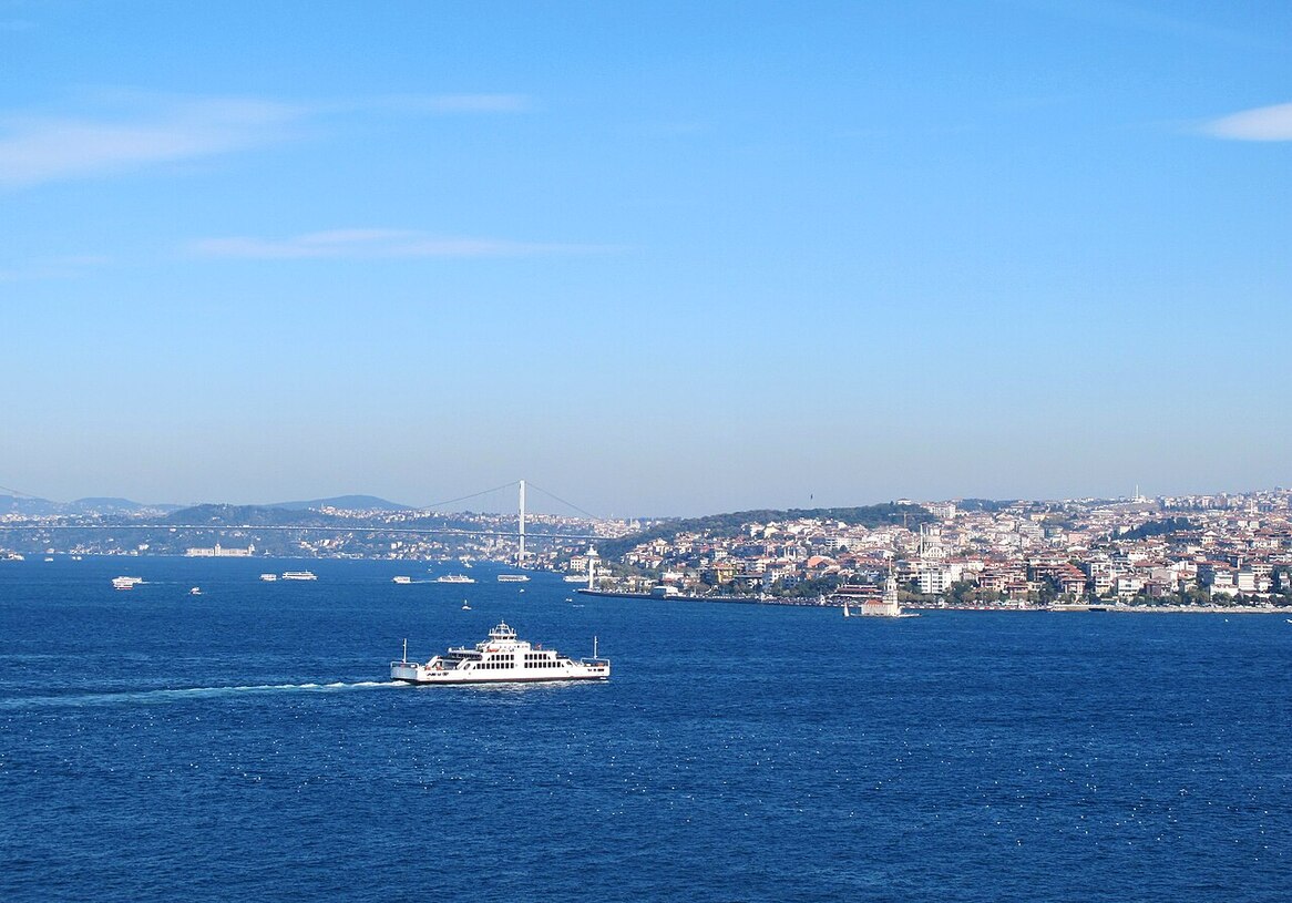O estreito de Bósforo, um canal natural que liga o Mar Negro ao Mar de Mármara, divide a cidade em duas partes, com a parte ocidental na Europa e a parte oriental na Ásia.