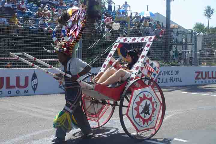 Os vários puxadores de riquixá Zulus, com seus chapéus enormes e roupas coloridas, são uma das maiores atrações para turistas na cidade sul-africana Durban. No Brasil, são utilizados ciclo-riquixás nas cidades de Rio de Janeiro e Volta Redonda e mais conhecidos localmente como ecotáxi.