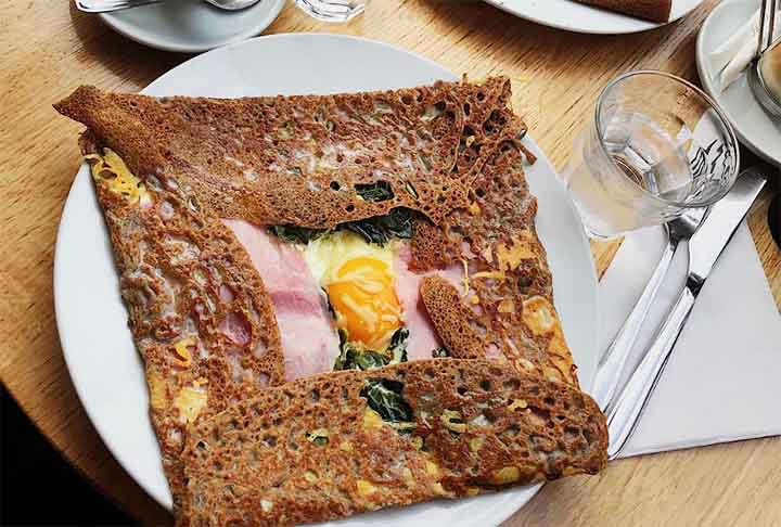 A Galette Bretonne é uma versão salgada do crepe, originária da região da Bretanha, feita com farinha de trigo sarraceno. Ela é tradicionalmente recheada com ingredientes como ovos, queijo, presunto e outros sabores rústicos. Sua massa sem glúten confere uma textura mais firme e sabor mais terroso, típica da culinária bretã.