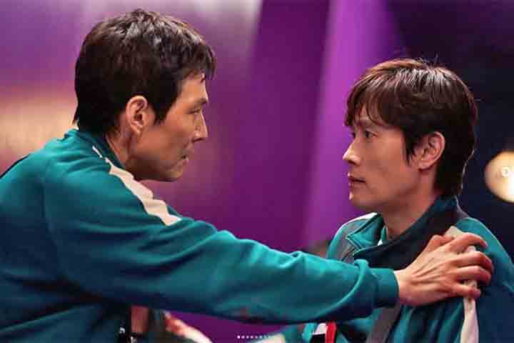 Outro personagem central é o Front Man, vivido por Lee Byung-hun. Ícone do cinema sul-coreano e conhecido também por participações em Hollywood (G.I. Joe, Red 2), ele (à direita na foto) comanda o jogo com uma postura fria e impenetrável.