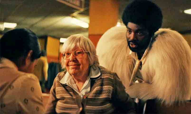 Isso permite conhecer diversas realidades distópicas sem comprometer a continuidade. O nome Black Mirror - espelho negro, em tradução literal - faz referência à tela desligada de celulares, TVs e computadores, que nos refletem e simbolizam a presença constante da tecnologia em nossas vidas.