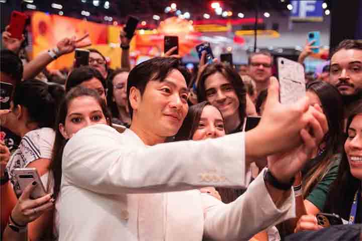 Park, que já era conhecido na Coreia por Prison Playbook, ganhou projeção internacional com o papel, sendo indicado ao Emmy e posteriormente escalado para o remake coreano de La Casa de Papel.