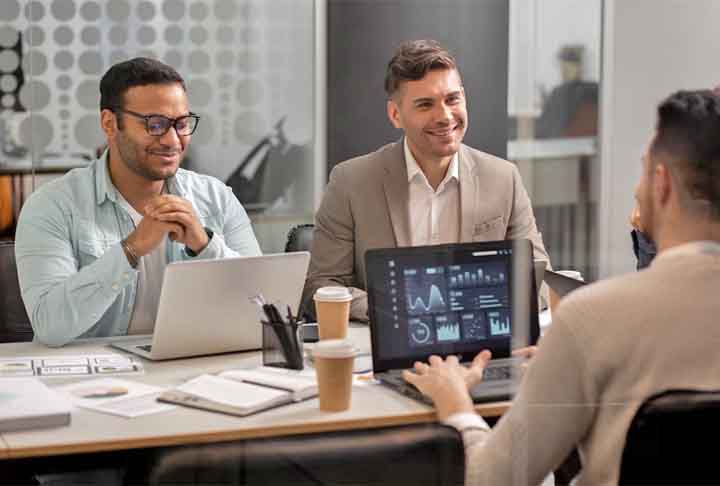 A escolha certa da profissão pode ser um fator crucial para o sucesso a longo prazo. Ficar atento às tendências, avaliando as oportunidades de mercado, pode ser a chave para construir uma trajetória profissional sólida. Com isso, o portal Exame divulgou as 20 profissões que terão emprego garantido nos próximos anos. 