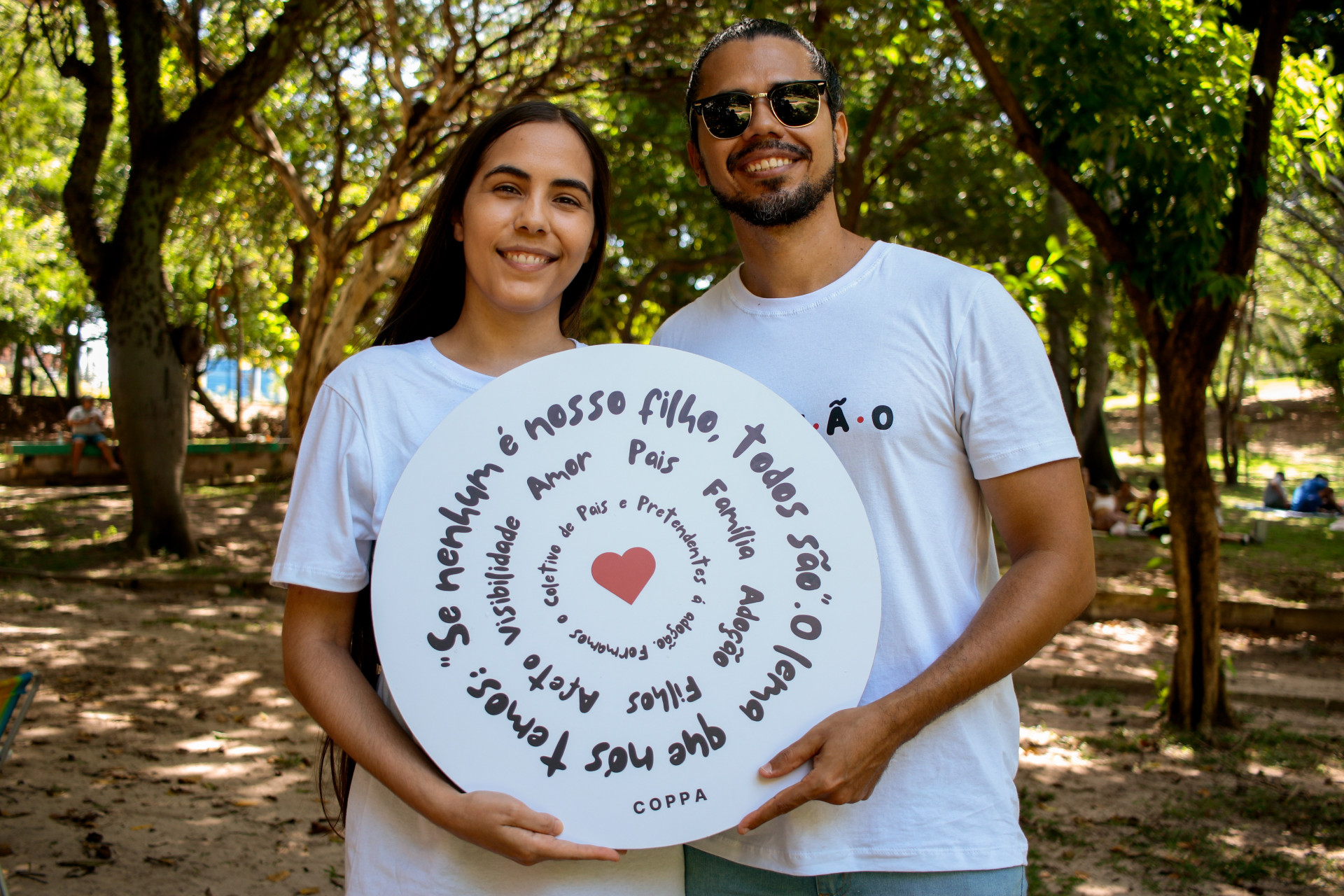 FORTALEZA,CEARÁ, BRASIL,18-05-2025: Jéssica Helen e Cristiano Sávio e Coletivo de Pai s e Pretendentes à Adoção – COPPA promove 1 ª Caminhada da Adoção de Crianças e Adolescentes do Iguatemi até o Parque do Cocó vinsando sensibilizar a sociedade sobre a importância da adoção legal. (Foto: Samuel Setubal/ O Povo)
