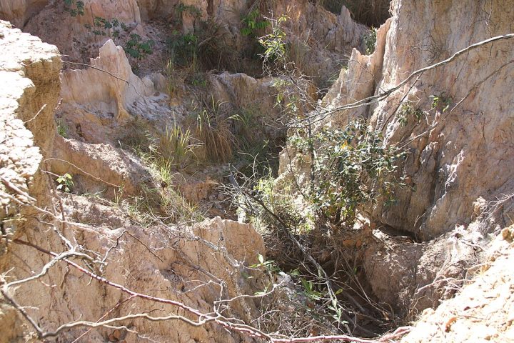 Estudiosos ainda investigam as conexões entre o impacto e a liberação de grandes volumes de petróleo e gás natural armazenados em camadas sedimentares da Bacia do Paraná, o que poderia ter agravado o aquecimento global da época.