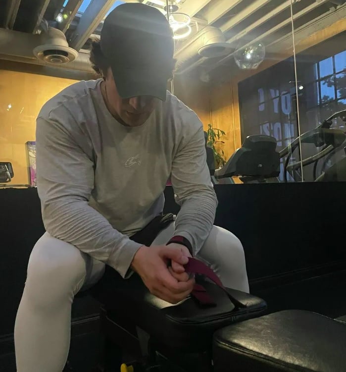 Após ser anunciado como o novo Superman, David Corenswet passou a publicar imagens da sua rotina de malhação para viver o herói. Frequentemente, seguidores elogiam a evolução física do astro, que agora está bombadão. Conheça mais sobre o ator que viverá o novo Superman!
