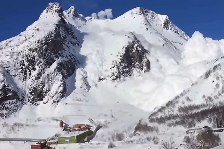 Já as avalanches de neve solta envolvem neve fresca e não consolidada, que se desloca de forma mais caótica.